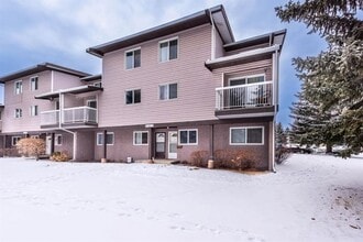 3800 Fonda Way SE in Calgary, AB - Building Photo - Building Photo