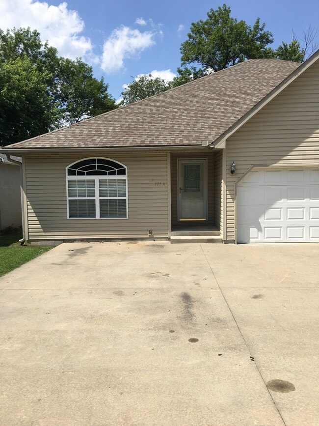 717 E Madison St in Pittsburg, KS - Building Photo - Building Photo