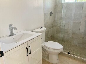 4919 Enfield Ave in Los Angeles, CA - Foto de edificio - Building Photo