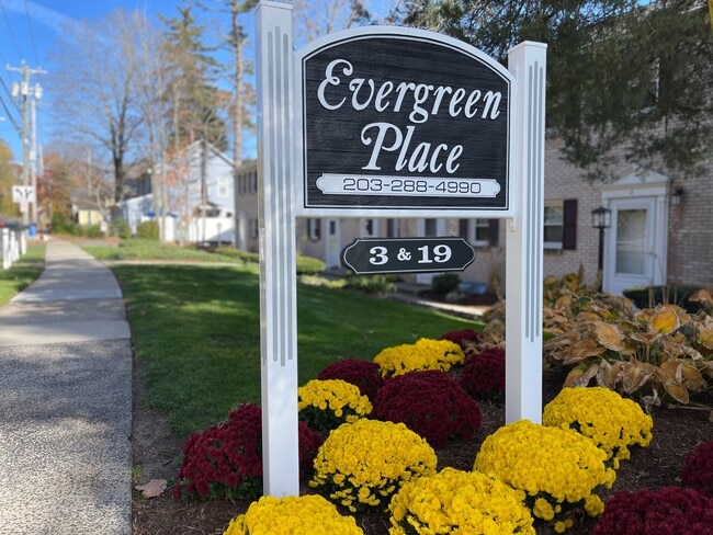 Evergreen Place in Hamden, CT - Foto de edificio - Building Photo