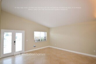 9081 NW 148th St in Miami Lakes, FL - Foto de edificio - Building Photo