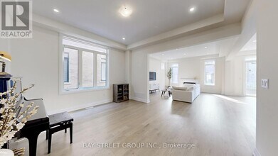 97 Halldorson Ave in Aurora, ON - Building Photo - Building Photo