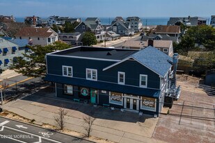 560 NJ-35 in Mantoloking, NJ - Building Photo