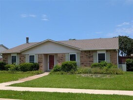 2105 Rose Hill Rd in Carrollton, TX - Building Photo
