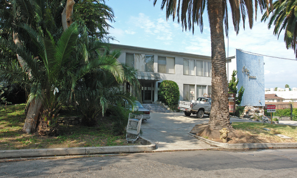 Copa Towers Apartments in Sherman Oaks, CA - Building Photo