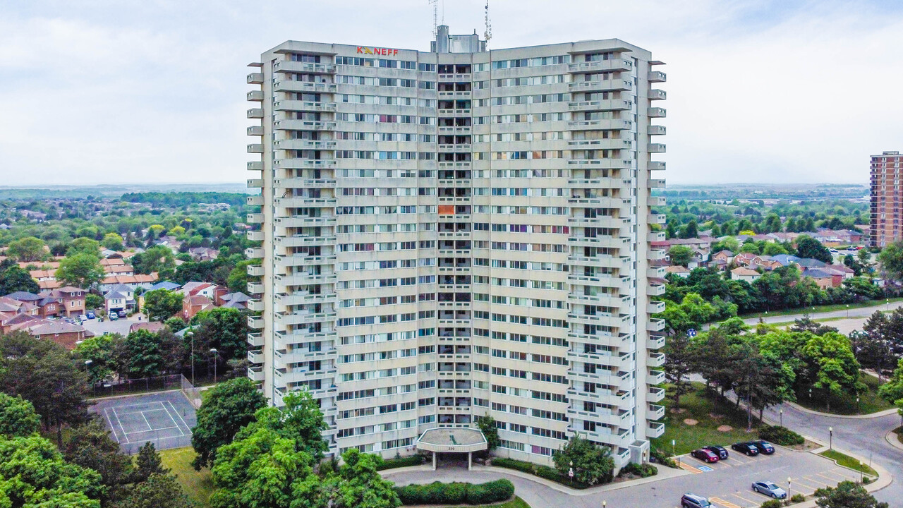 220 Steeles Avenue West in Brampton, ON - Building Photo