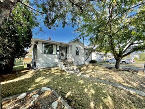 806 Francis Ave in Kelowna, BC - Building Photo - Building Photo