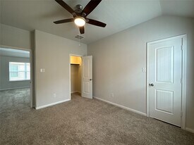 2611 Hoffman Ln in Conroe, TX - Building Photo