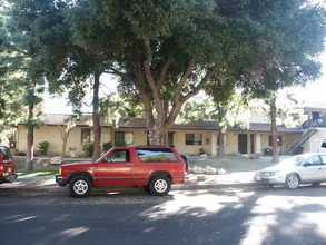 842 S Sherman Ave in Corona, CA - Foto de edificio - Building Photo