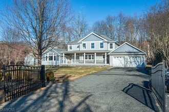 414 Mineral Springs Dr in Dover, NJ - Building Photo - Building Photo