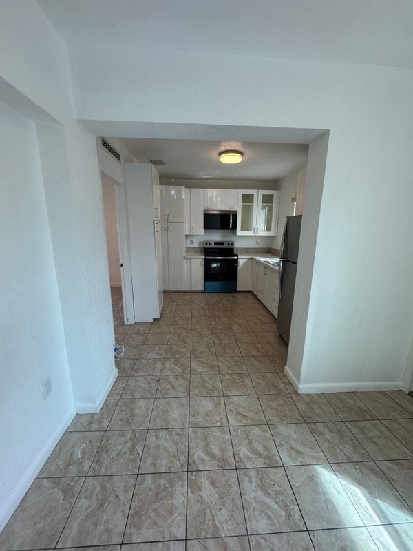 3055 NW 76th St in Miami, FL - Foto de edificio - Building Photo