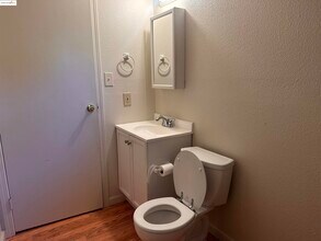 399 W Angela St in Pleasanton, CA - Foto de edificio - Building Photo