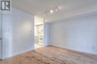 256 Doris Ave in Toronto, ON - Building Photo - Building Photo