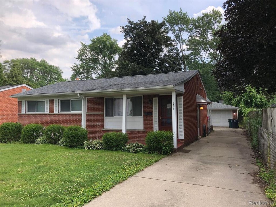 924 E Windemere Ave in Royal Oak, MI - Building Photo