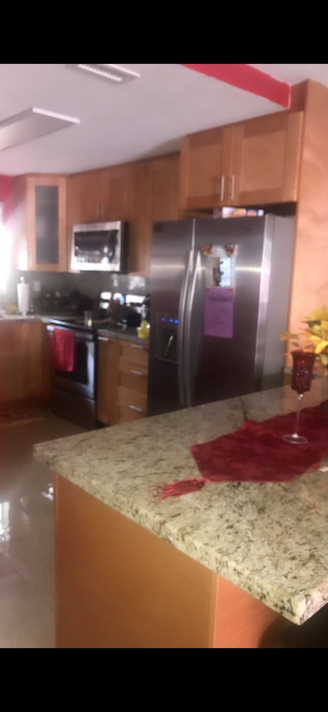 4373 W 11th Ln in Hialeah, FL - Foto de edificio - Building Photo