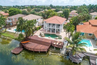 6842 NW 112th Ave in Doral, FL - Foto de edificio - Building Photo