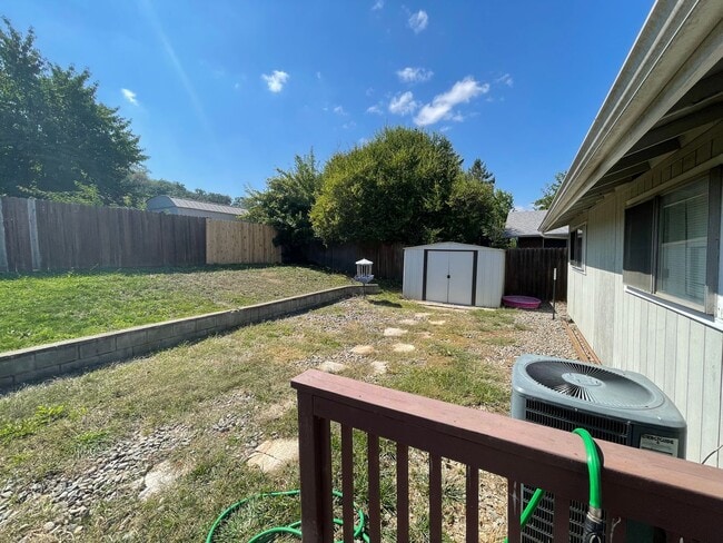 2248 La Canada Dr in Roseburg, OR - Building Photo - Building Photo