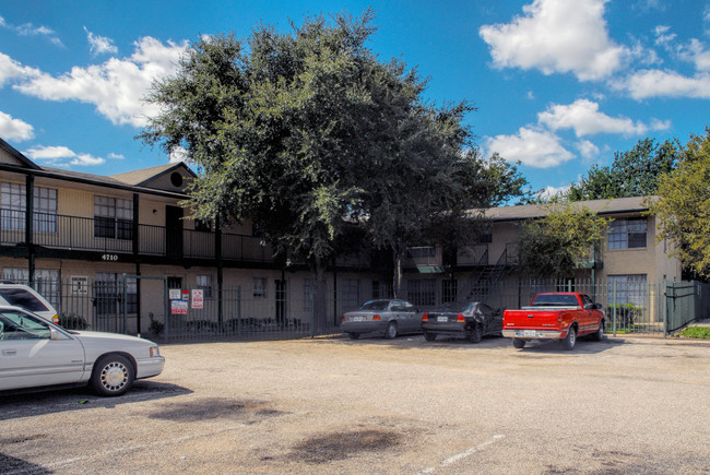 4710 Airport Blvd in Houston, TX - Building Photo - Building Photo