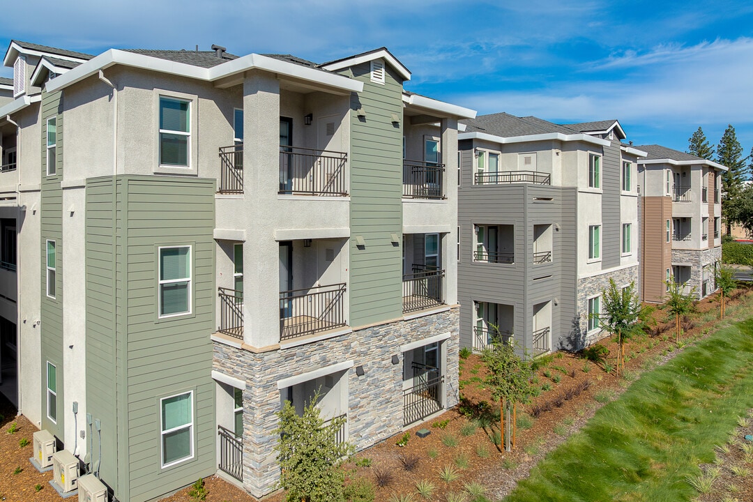 Cirby Creek Senior Apartments in Roseville, CA - Foto de edificio