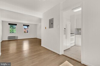 4818 Chevy Chase Dr in Chevy Chase, MD - Building Photo - Building Photo