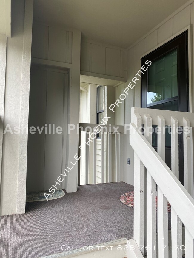 2106 Abbey Cir in Asheville, NC - Building Photo - Building Photo