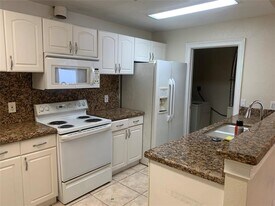 907 SW 78th Ave in North Lauderdale, FL - Building Photo