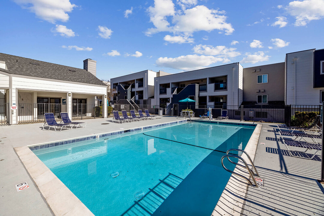 Hilltop Commons Apartments in San Pablo, CA - Building Photo