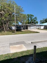 2035 Jo An Dr in Sarasota, FL - Foto de edificio - Building Photo
