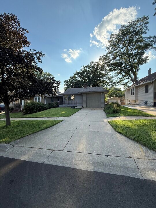 2020 N 61st St in Omaha, NE - Building Photo
