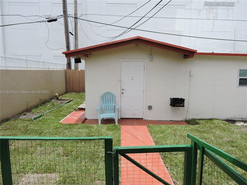 525 E 24th St in Hialeah, FL - Foto de edificio