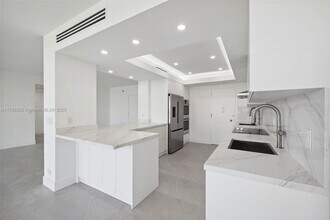 5065 Collins Ave in Miami Beach, FL - Building Photo - Building Photo