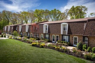 100 Villa D'Est Dr in Coram, NY - Building Photo