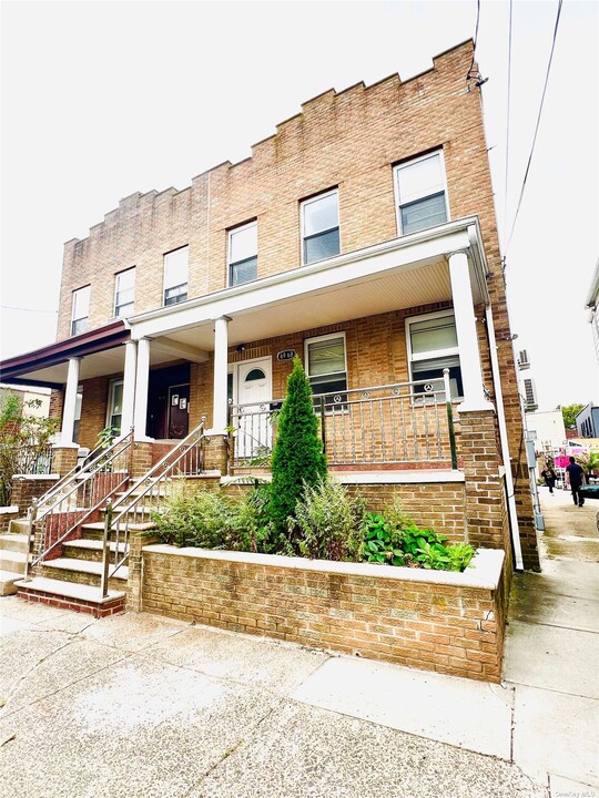 69-68 75th St in Queens, NY - Building Photo