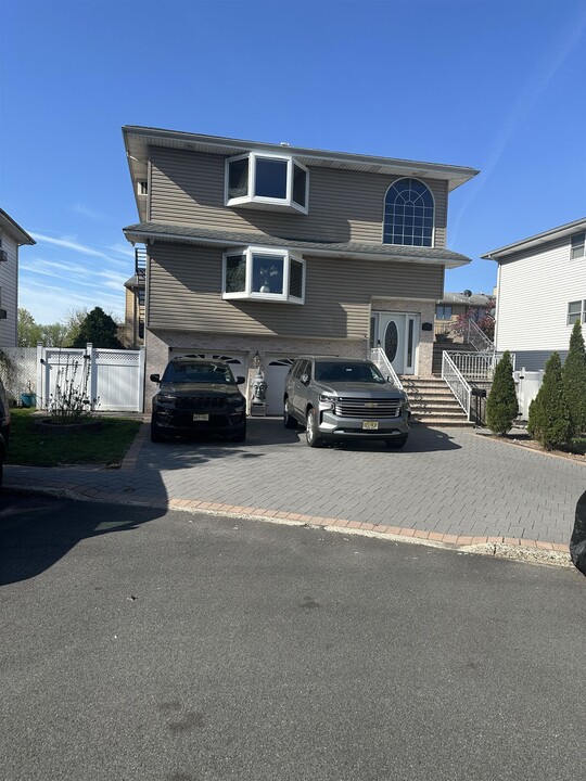 19 Acorn Rd in Secaucus, NJ - Building Photo