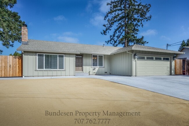 746 Bonnie Ave in Rohnert Park, CA - Building Photo - Building Photo