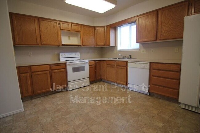 1940 S Ammon Rd in Ammon, ID - Building Photo - Building Photo