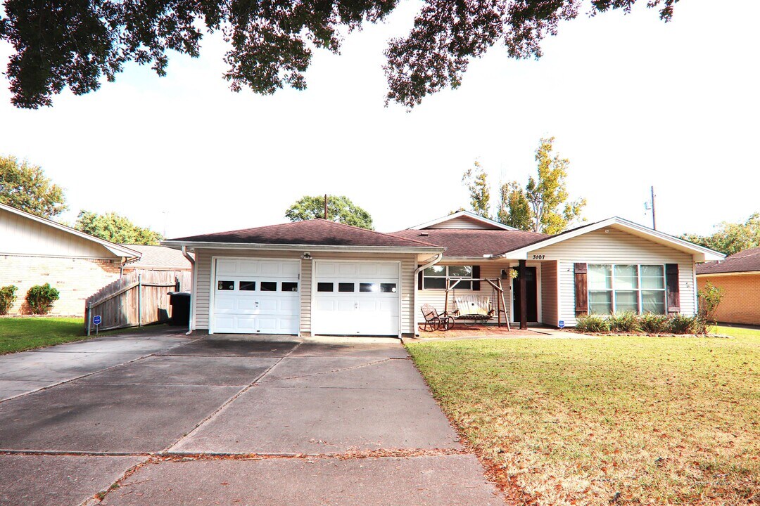3107 Moor Dr in Nederland, TX - Building Photo