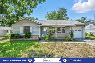 208 Westfork Dr in Fort Worth, TX - Building Photo