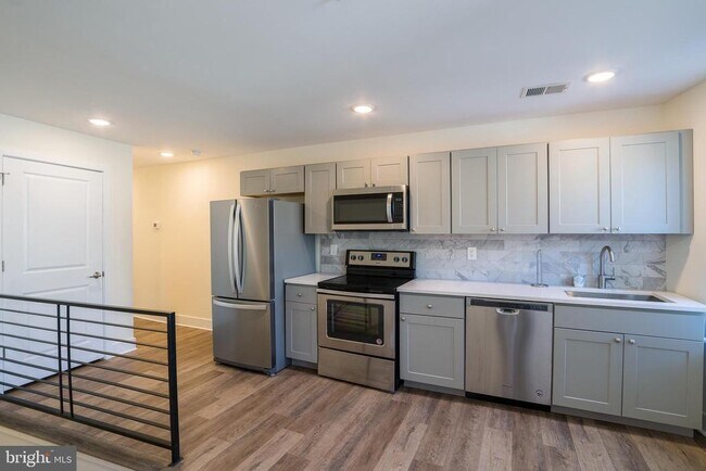 2444 Frankford Ave in Philadelphia, PA - Building Photo - Building Photo