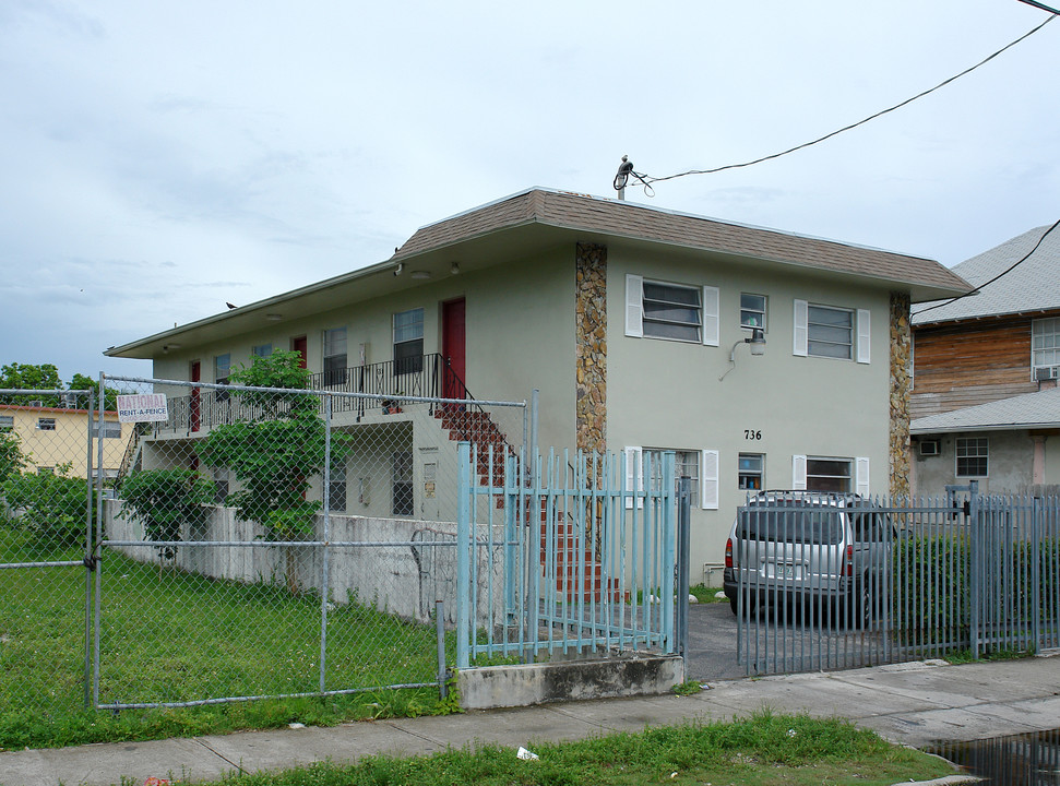 736 NW 2nd St in Miami, FL - Building Photo