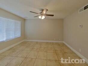 9833 N 47th Dr in Glendale, AZ - Foto de edificio - Building Photo