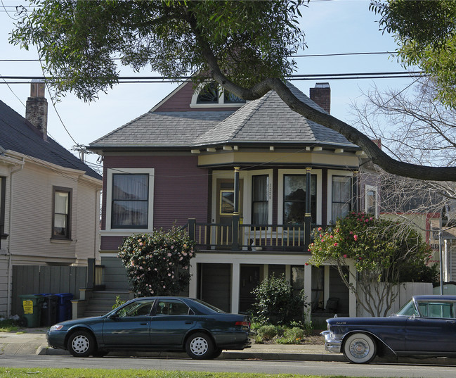 3226 Encinal Ave in Alameda, CA - Foto de edificio - Building Photo