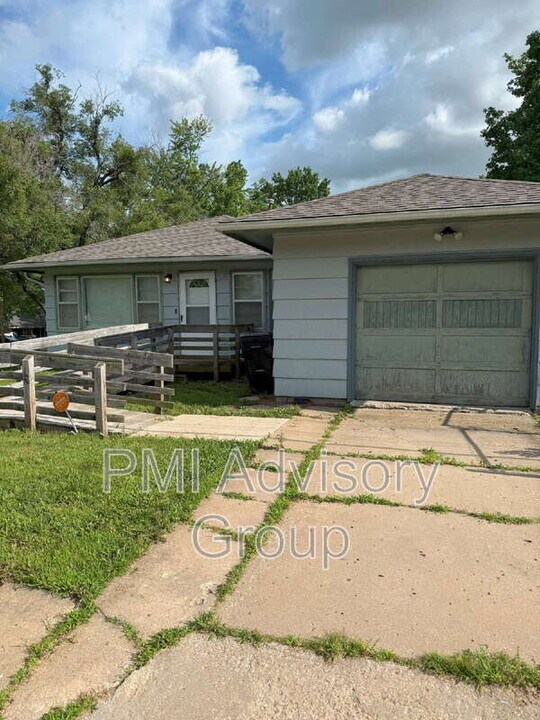 3001 SE Minnesota Ave in Topeka, KS - Building Photo