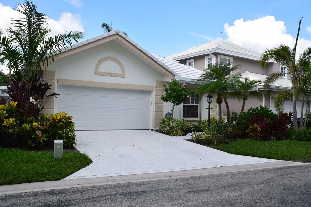 210 Canterbury Dr W in Palm Beach Gardens, FL - Building Photo
