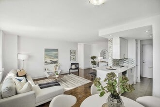 225 Davisville Avenue in Toronto, ON - Building Photo - Building Photo