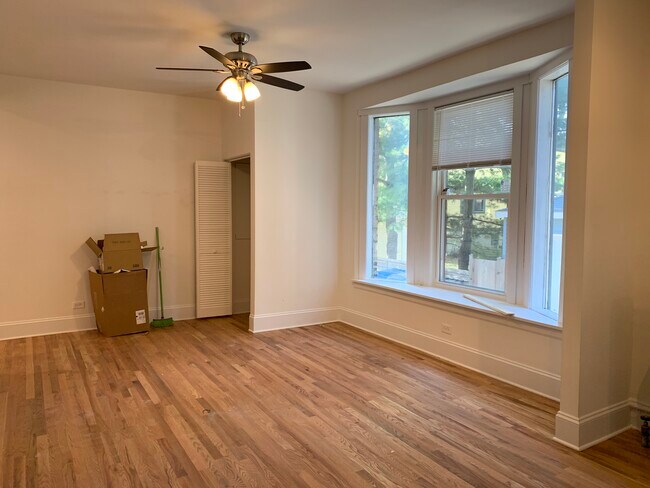 1045 W Barry Ave, Unit 1 in Chicago, IL - Foto de edificio - Building Photo