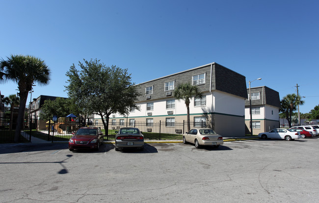 Columbus Court in Tampa, FL - Building Photo - Building Photo