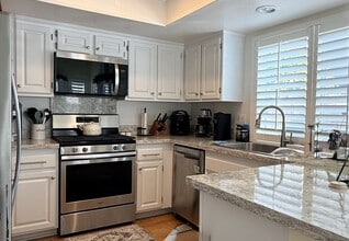 2165 Canyon Dr in Costa Mesa, CA - Foto de edificio - Building Photo