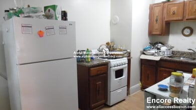 349 Pleasant St in Malden, MA - Foto de edificio - Building Photo