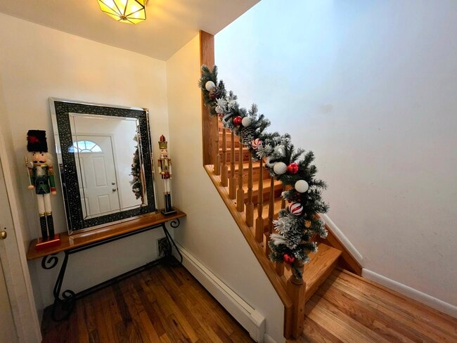 40 Carlton Ave, Unit 1 in Mastic, NY - Foto de edificio - Building Photo